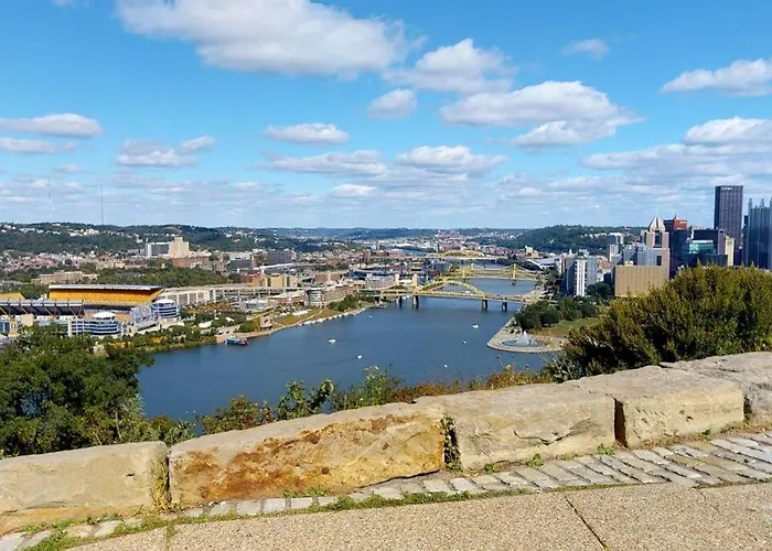 2 Bedroom - Off Street Parking - Amazing View Nearby * Pittsburgh