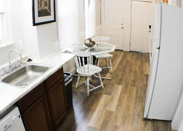 Apartment 2 Bedroom - Off Street Parking - Amazing View Nearby Pittsburgh