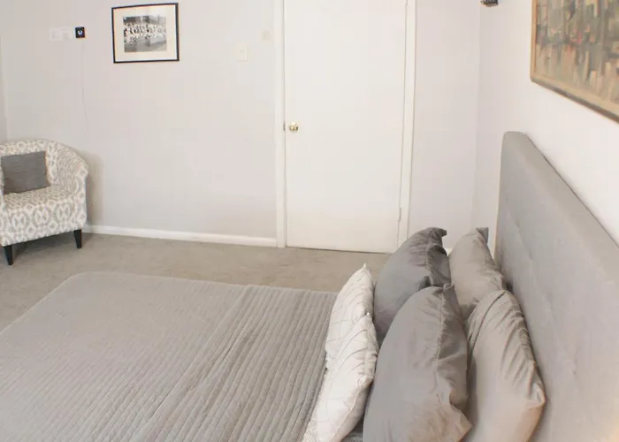 Apartment 2 Bedroom - Off Street Parking - Amazing View Nearby Pittsburgh