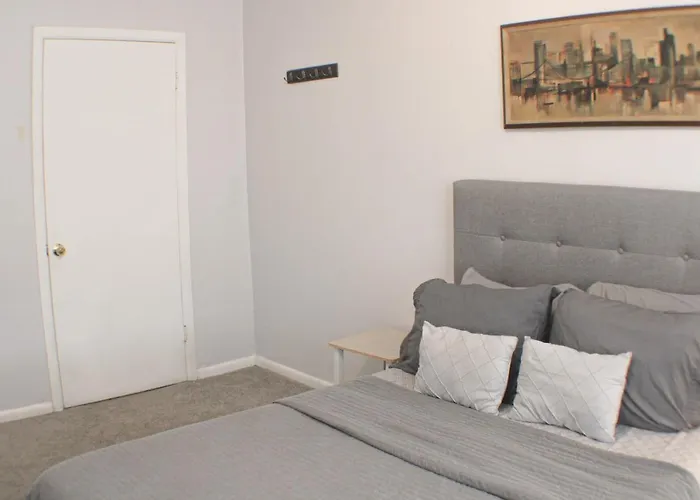 2 Bedroom - Off Street Parking - Amazing View Nearby Pittsburgh