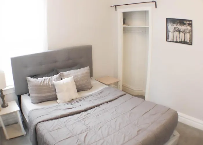 Apartment 2 Bedroom - Off Street Parking - Amazing View Nearby Pittsburgh